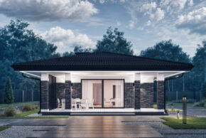 Уютный одноэтажный гостевой дом с четырехскатной крышей и деревянной террасой